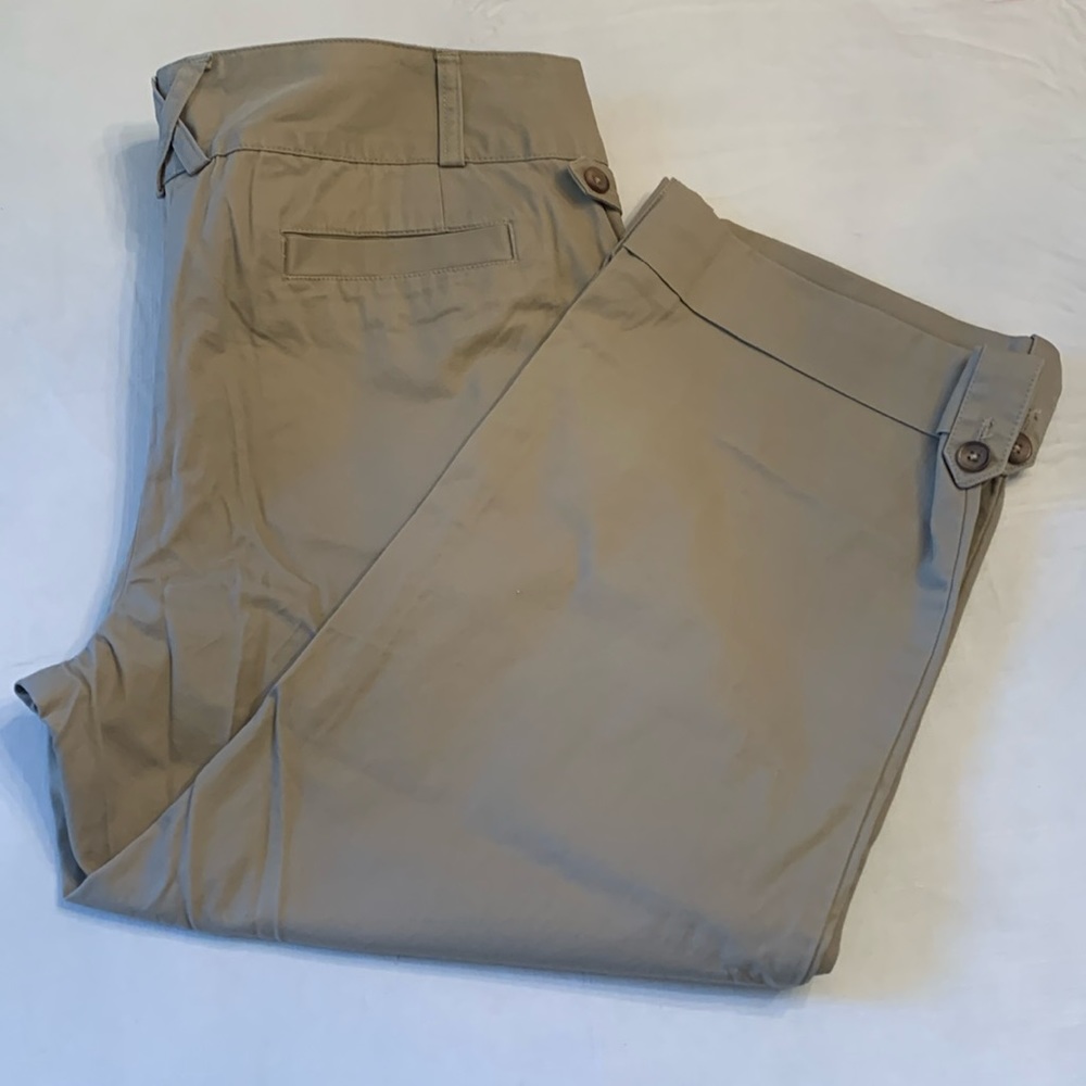 Land’s End Tan Capris. NWT. Size 14.